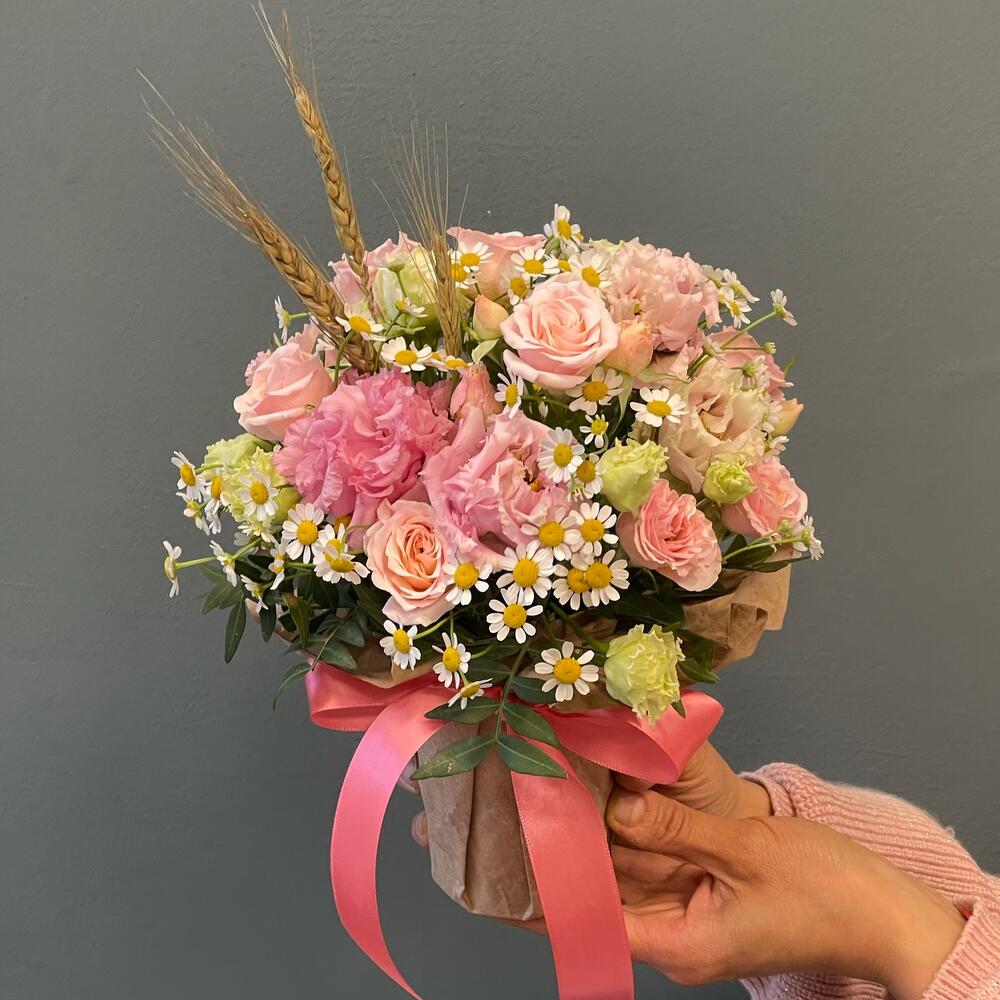 Композиция комплимент с нежными розами 