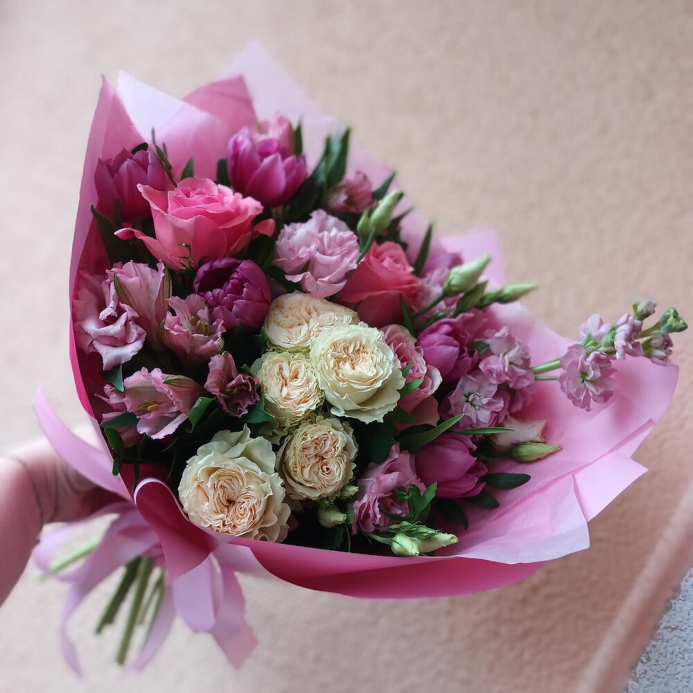 Букет с тюльпанами, пионовидными розами,матиолой,эустомой и альстромерией