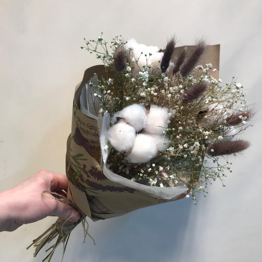 Букет из гипсофилы, хлопка и лагуруса