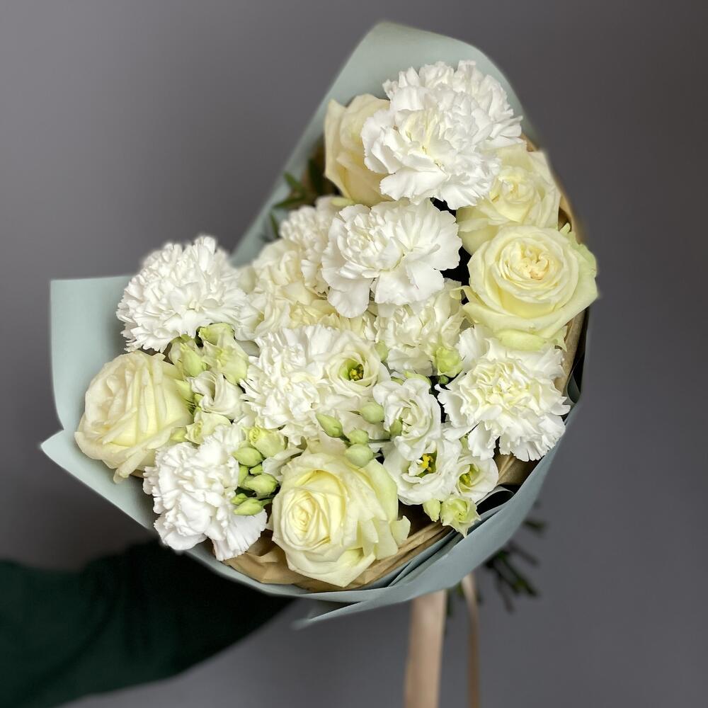 Белые розы и гвоздики , с веточками эустомы