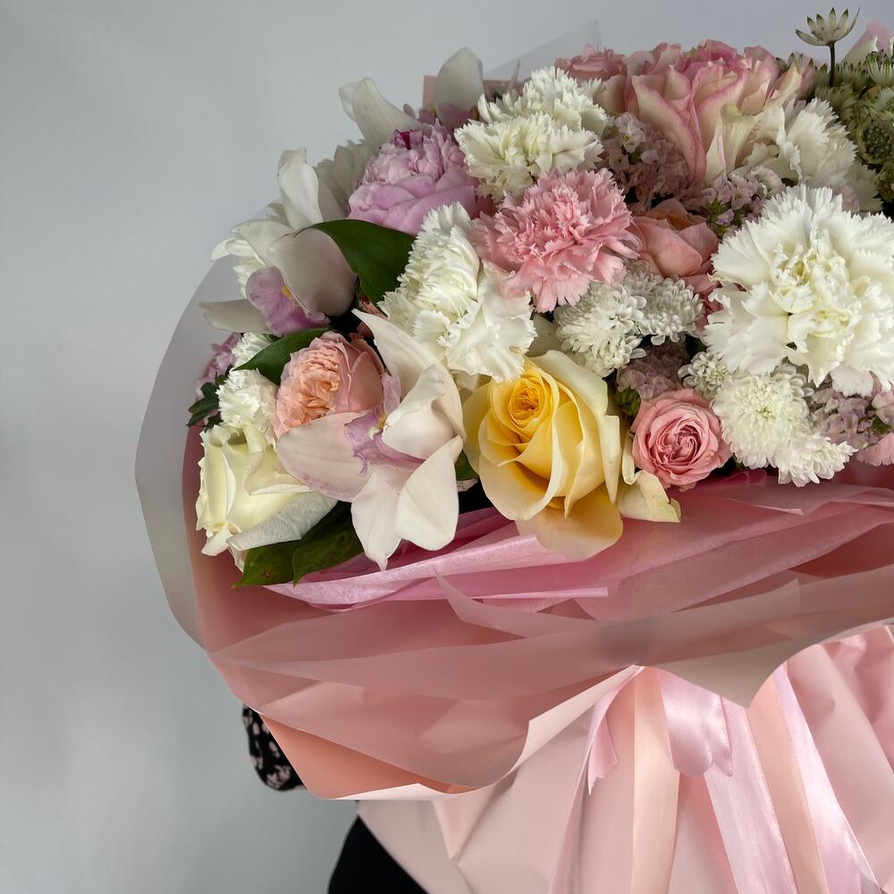 Авторский букет с диантусами, пионами и орхидеей