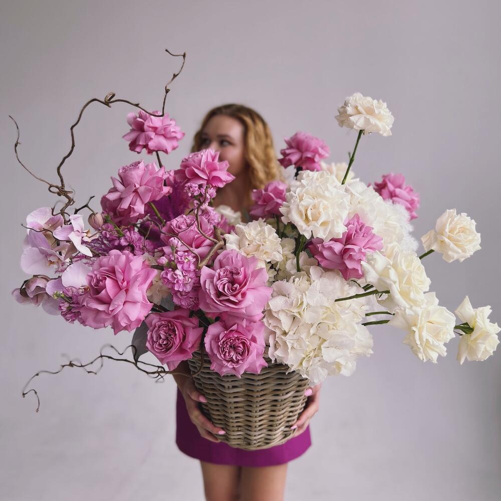 Корзина с французскими розами 