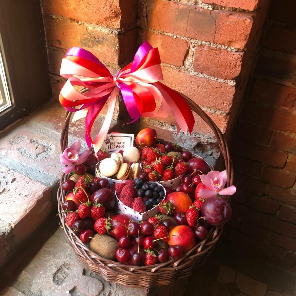 Подарочная корзина с фруктами, ягодами, пирожными и орхидеей 
