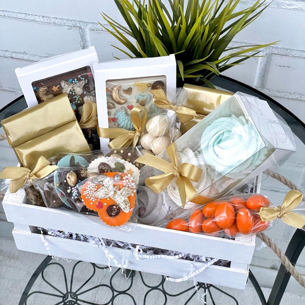 Подарочная корзина на День Рождения с ароматным чаем, зефиром, шоколадом и орешками