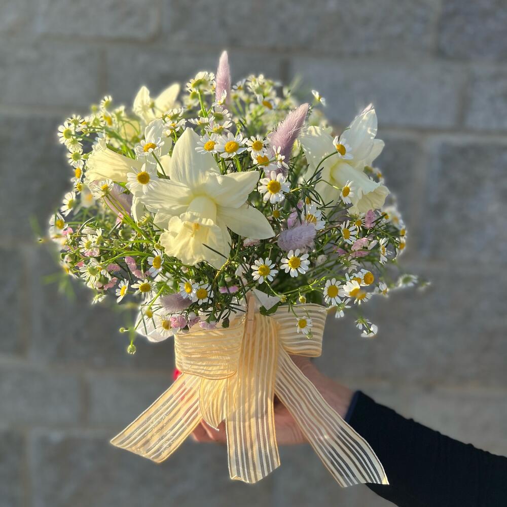 Цветы в коробке с нарциссами , ромашками и лагурусом