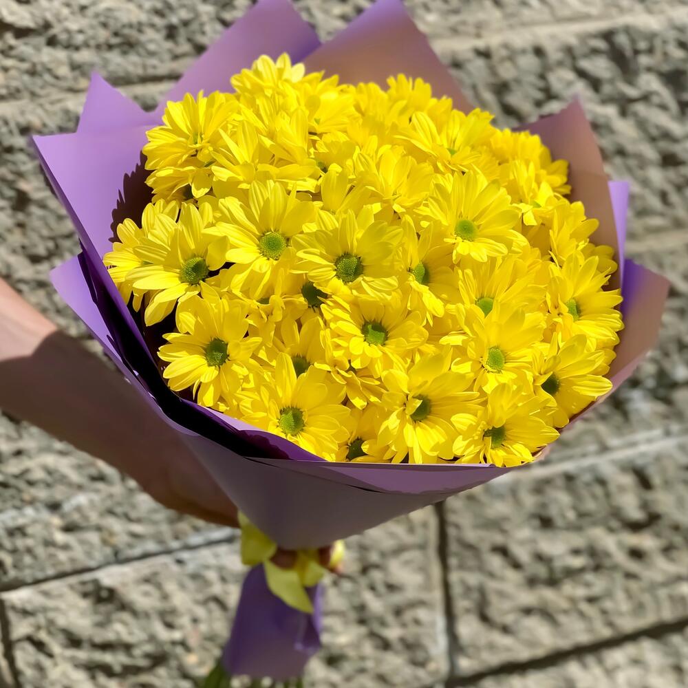 Букет из 7 желтых хризантем в оформлении
