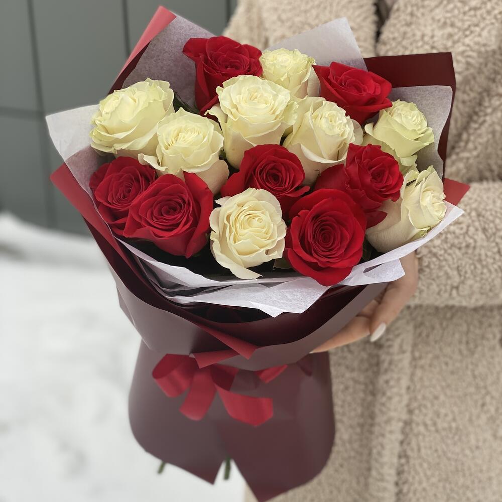 Букет Влюбленный взгляд из 15 красных и белых роз в оформлении