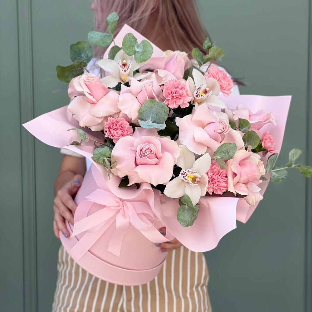 Композиция в коробке с орхидеями и розами