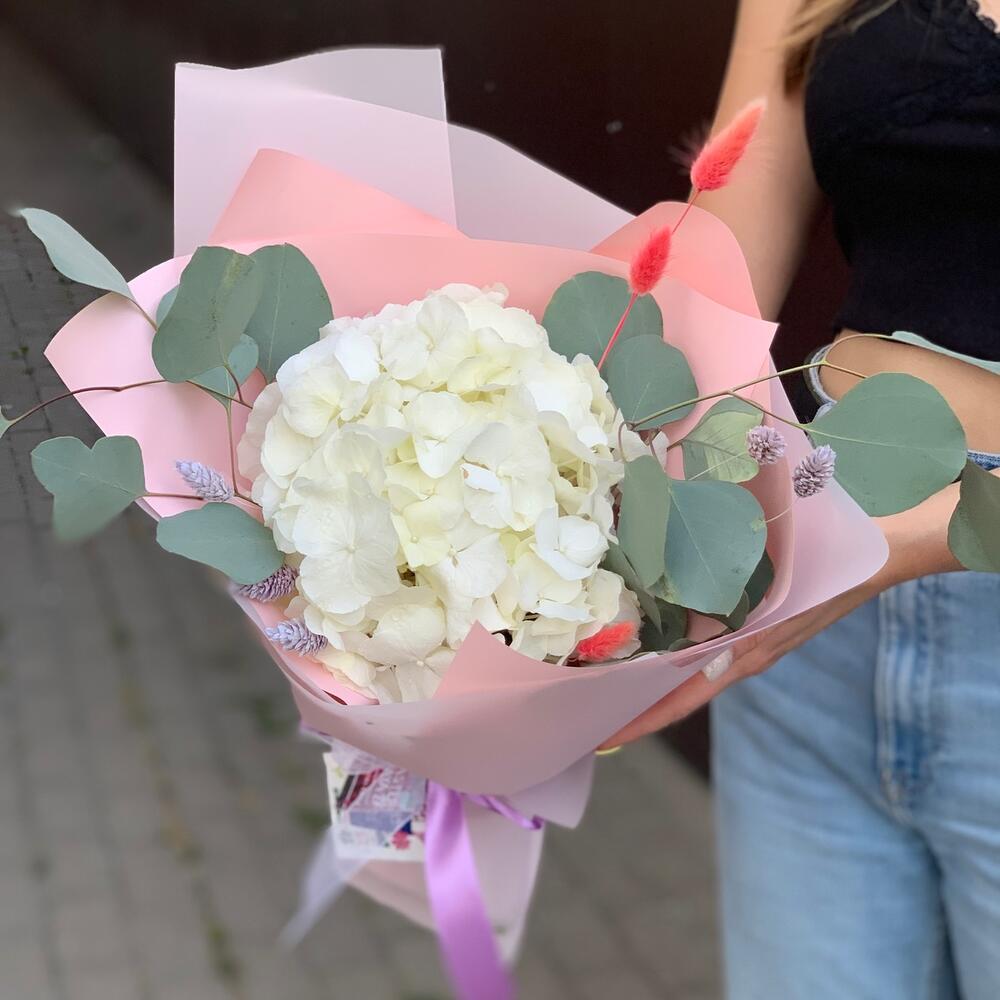 Букет с гортензией, эвкалиптом и сухоцветами