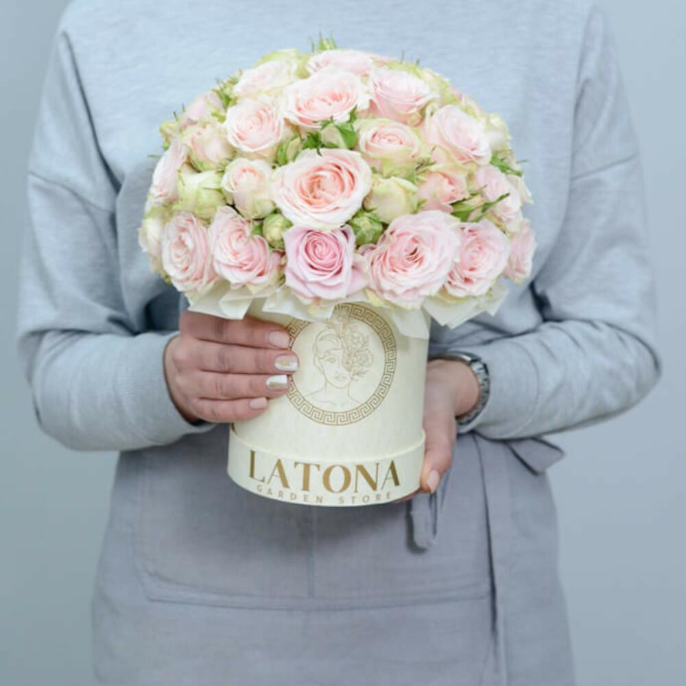 Коробка цветов ‹ABIGAIL› с кустовыми розами - Latona Flowers