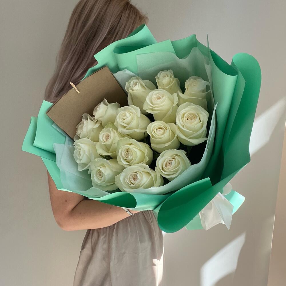 15 белых роз в тиффани оформление