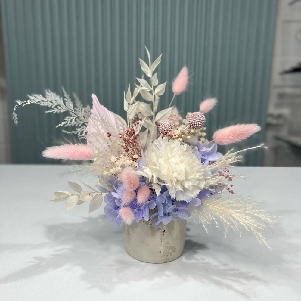 Кашпо со стабилизированными цветами и сухоцветами