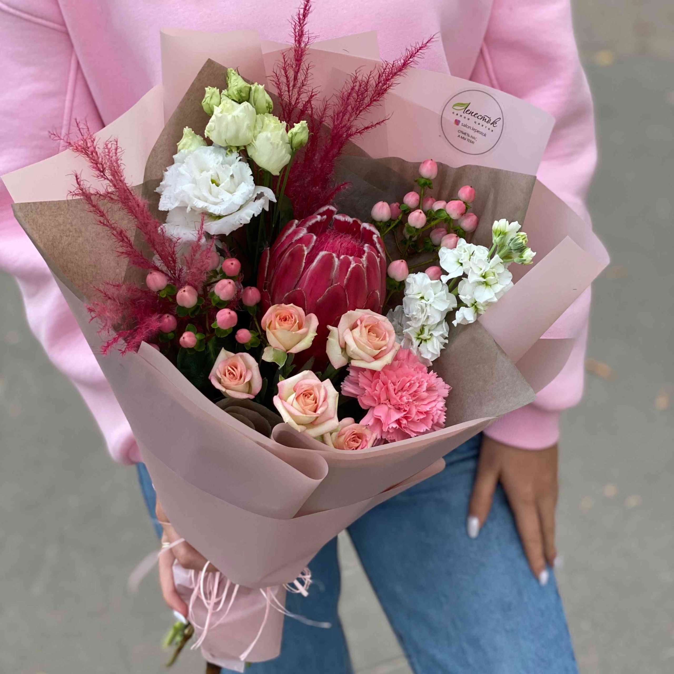 Букет из экзотической протеи, гиперикума, маттиолы